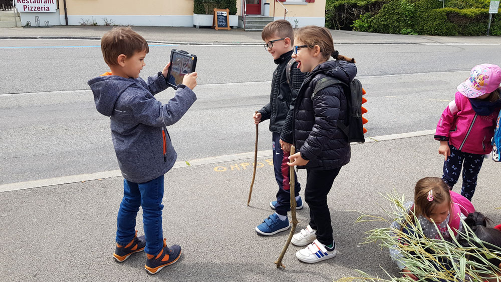 Die Kinder dürfen ein Tablet nutzen und Erlebtes dokumentieren